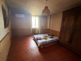 ANCIENNE FERMETTE A RENOVER AU CALME SUR 1 HA 6 AVEC VUE