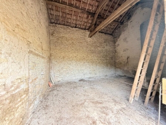 ANCIENNE FERMETTE A RENOVER AU CALME SUR 1 HA 6 AVEC VUE