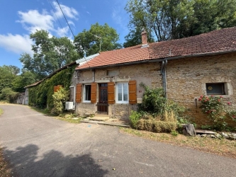 ANCIENNE FERMETTE A RENOVER AU CALME SUR 1 HA 6 AVEC VUE