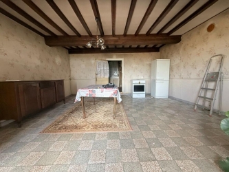 ANCIENNE FERMETTE A RENOVER AU CALME SUR 1 HA 6 AVEC VUE
