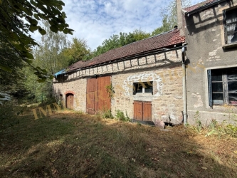 DANS UNE FORET DU MORVAN ANCIENNE LONGERE A RESTAURER