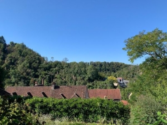 Charmante maison nichée dans un écrin de verdure