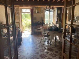 EN BOURGOGNE MAISON ANCIENNE A RENOVER AUX PORTES DU MORVAN