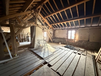 DANS UN VILLAGE DU MORVAN MAISON ANCIENNE