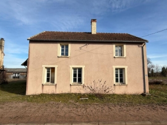DANS UN VILLAGE DU MORVAN MAISON ANCIENNE