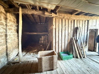 DANS UN VILLAGE DU MORVAN MAISON ANCIENNE