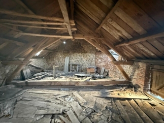 DANS UN VILLAGE DU MORVAN MAISON ANCIENNE