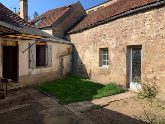 AVALLON Charmante maison de ville avec dépendances