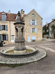 MAISON ANCIENNE ATYPIQUE  dans village médiéval de Bourgogne