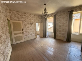 Maison ancienne avec garage et jardin
