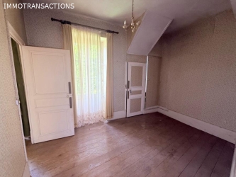 Maison ancienne avec garage et jardin