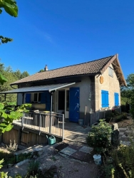 Maison ancienne indépendante en bordure de rivière