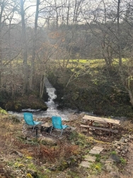 Maison ancienne indépendante en bordure de rivière