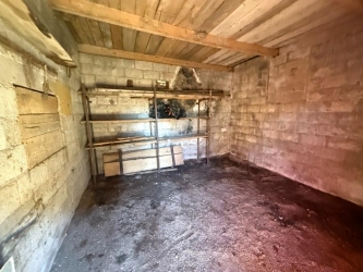 Maison ancienne indépendante et dépendances