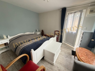 Maison de plain pied dans un jardin clos de murs
