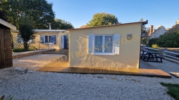 Maison de plain pied dans un jardin clos de murs