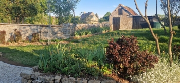 Maison de plain pied dans un jardin clos de murs