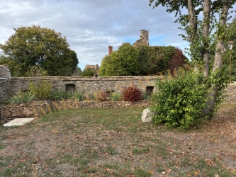 Maison de plain pied dans un jardin clos de murs