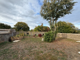 Maison de plain pied dans un jardin clos de murs