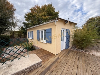 Maison de plain pied dans un jardin clos de murs