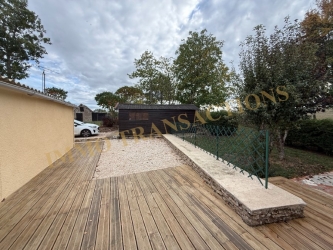 Maison de plain pied dans un jardin clos de murs