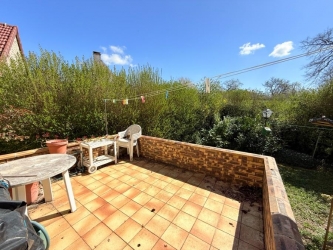 Maison de village avec garage et jardin