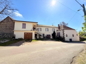 Maison de village avec garage et jardin