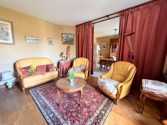 Maison de village avec garage et jardin