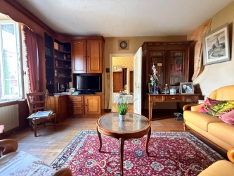 Maison de village avec garage et jardin