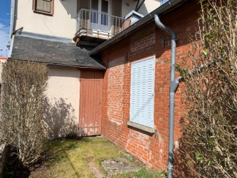 Maison de ville avec garages et jardin clos