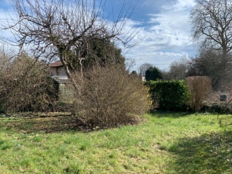 Maison de ville avec garages et jardin clos