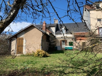 Maison de ville avec garages et jardin clos