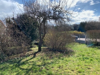 Maison de ville avec garages et jardin clos