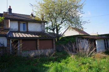 SAULIEU PETITE MAISON AVEC JARDIN A RENOVER TOTALEMENT