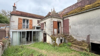 PORTE DU MORVAN MAISON ANCIENNE A RENOVER DANS UN V