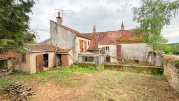 PROCHE DU PARC DU MORVAN MAISON ANCIENNE A RENOVER DANS UN V