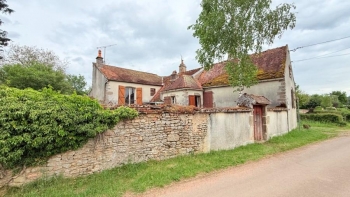 PROCHE DU PARC DU MORVAN MAISON ANCIENNE A RENOVER DANS UN V