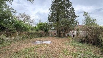 PROCHE DU PARC DU MORVAN MAISON ANCIENNE A RENOVER DANS UN V