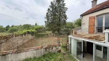 PROCHE DU PARC DU MORVAN MAISON ANCIENNE A RENOVER DANS UN V
