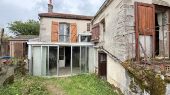 PROCHE DU PARC DU MORVAN MAISON ANCIENNE A RENOVER DANS UN V