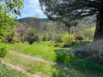 Propriété sur jardin clos et arboré en pleine nature