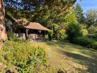 Propriété sur jardin clos et arboré en pleine nature