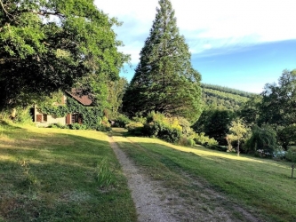 Propriété sur jardin clos et arboré en pleine nature