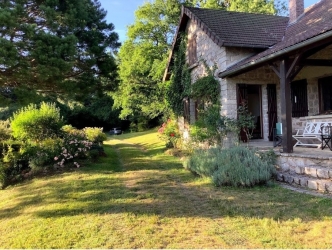 Propriété sur jardin clos et arboré en pleine nature