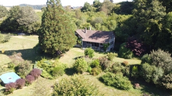 Propriété sur jardin clos et arboré en pleine nature