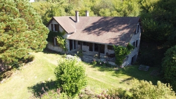 Propriété sur jardin clos et arboré en pleine nature