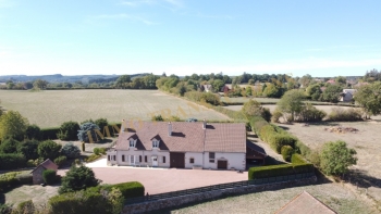 Propriété sur ses 3397 m² de jardin clos paysagé