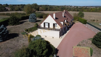 Propriété sur ses 3397 m² de jardin clos paysagé