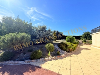 Propriété sur ses 3397 m² de jardin clos paysagé