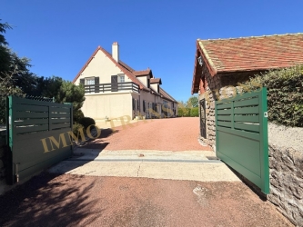 Propriété sur ses 3397 m² de jardin clos paysagé